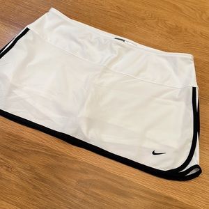 Nike Size L~Women’s Tennis Golf Skirt Skort White and Black Under Shorts Stretch